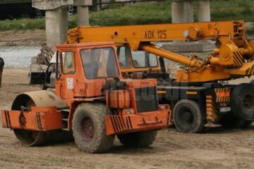 Percheziții la locuințele mai multor afaceriști din zona Rădăuți, suspectați de afaceri ilegale cu utilaje de un milion de euro