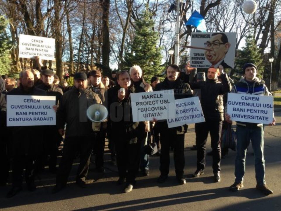 Democrat-liberalii suceveni au protestat împotriva Guvernului USL în fața Palatului Administrativ Democrat-liberalii suceveni au protestat împotriva Guvernului USL în fața Palatului Administrativ