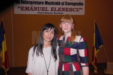 Eleva Andreea Burda (dreapta) a obținut premiul Asociației Muzicale „Wiener Flotenwerkstatt” din Viena