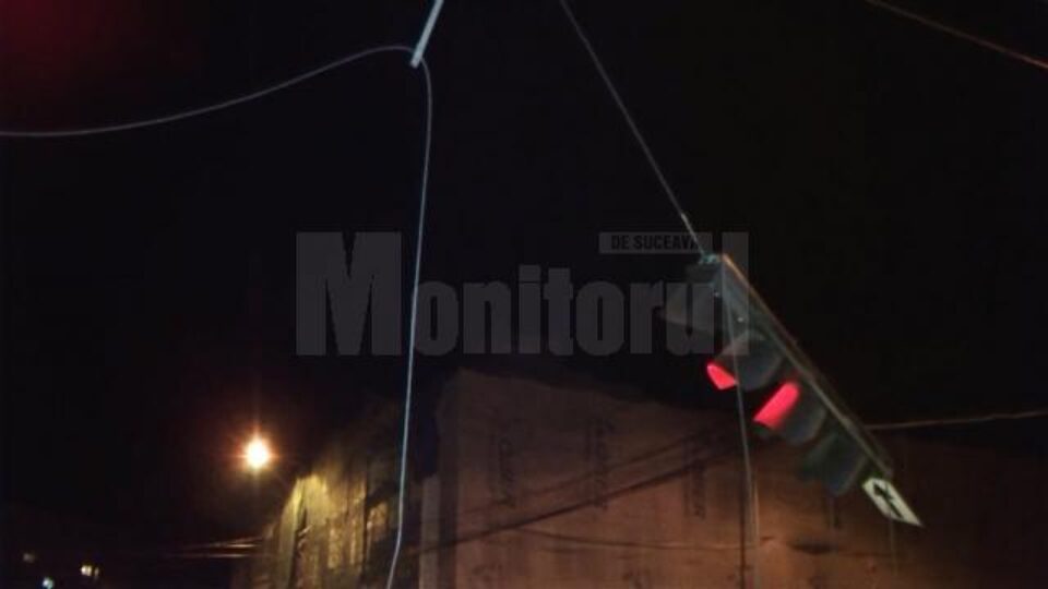 Semafoarele au rămas suspendate, foarte aproape de carosabil, astfel că a fost nevoie de o intervenție imediată Semafoarele au rămas suspendate, foarte aproape de carosabil, astfel că a fost nevoie de o intervenție imediată