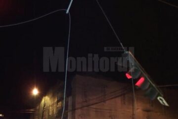 Semafoarele au rămas suspendate, foarte aproape de carosabil, astfel că a fost nevoie de o intervenție imediată