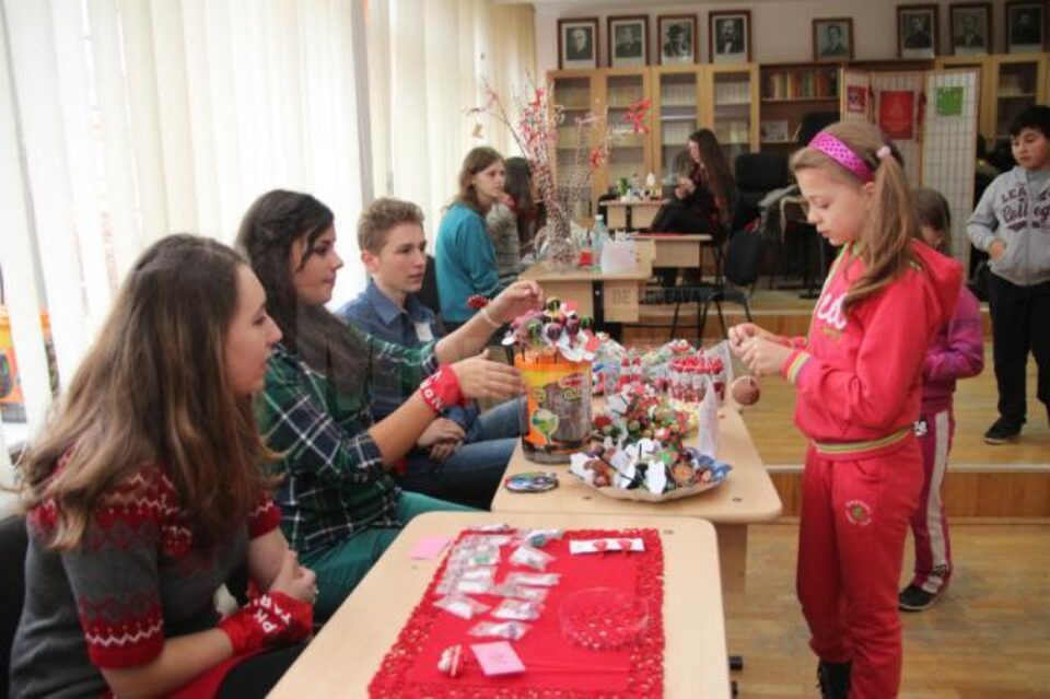 Banii obținuți din vânzarea obiectelor expuse vor fi donați unui caz social