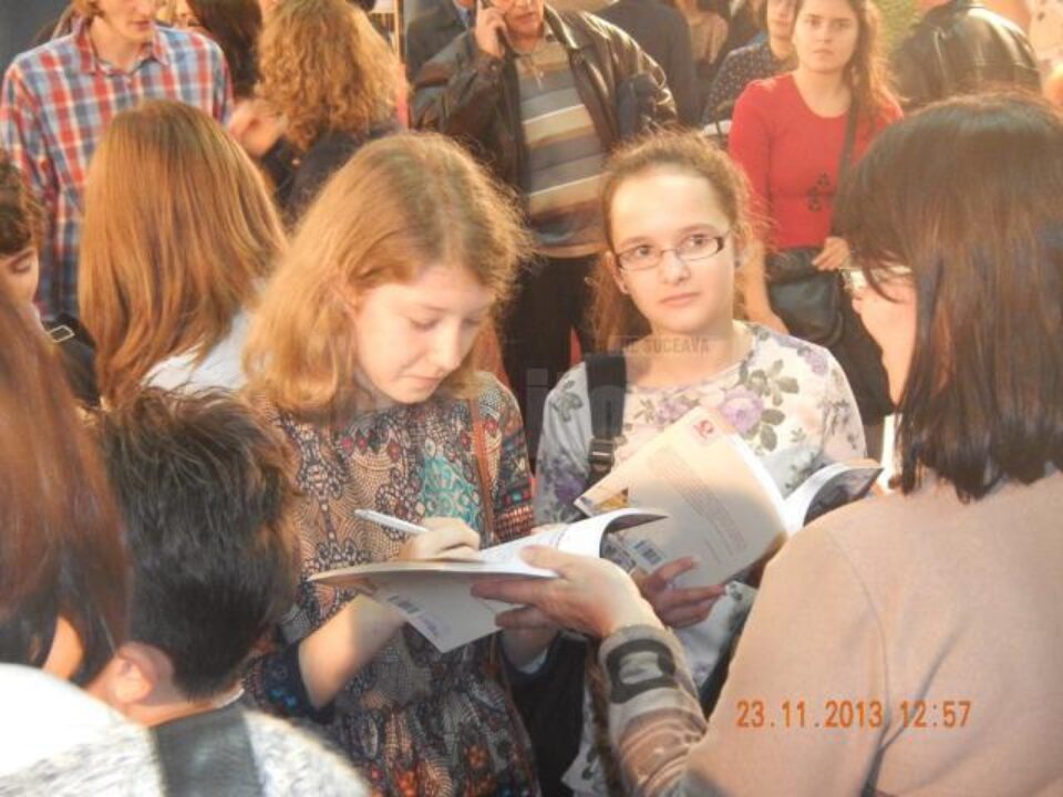 Iasmina Răceanu, dând autografe pe volumul la care a contribuit, la Târgul Gaudeamus