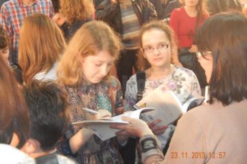 Iasmina Răceanu, dând autografe pe volumul la care a contribuit, la Târgul Gaudeamus