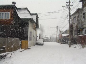 Stratul de zăpadă atinge deja câțiva centimetri în zona de munte a județului Suceava