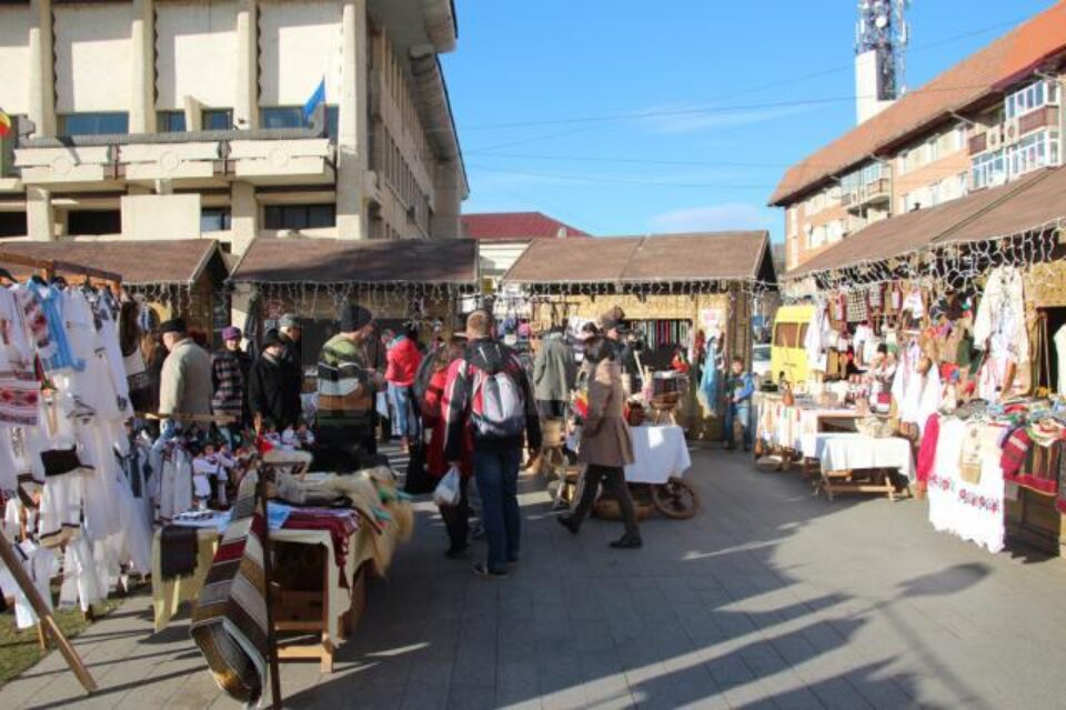 Târgul de Crăciun din centrul Sucevei s-a deschis ieri