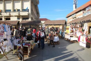 Târgul de Crăciun din centrul Sucevei s-a deschis ieri