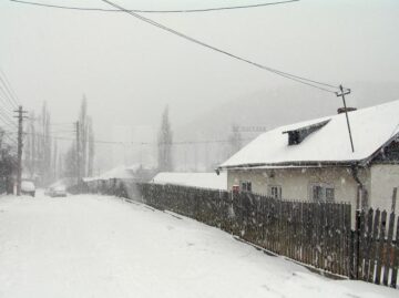 Stratul de zăpadă atinge deja câțiva centimetri în zona de munte a județului Suceava