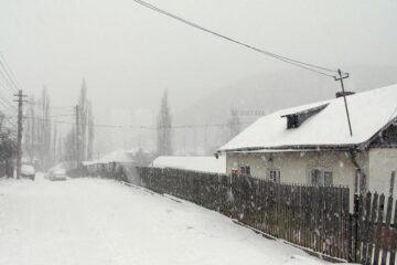Stratul de zăpadă atinge deja câțiva centimetri în zona de munte a județului Suceava