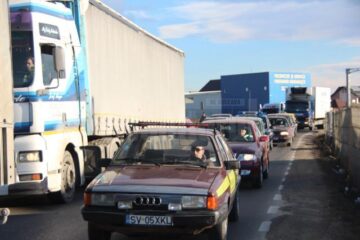 Traficul rutier, dat peste cap pe sensul unic de ieșire din Suceava spre Gura Humorului