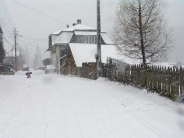 Stratul de zăpadă atinge deja câțiva centimetri în zona de munte a județului Suceava