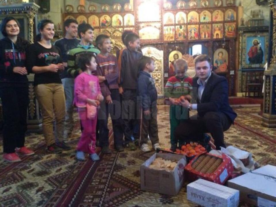 Alexandru Horga, elev din Gura Humorului, alături de copiii din Podu Coșnei Alexandru Horga, elev din Gura Humorului, alături de copiii din Podu Coșnei