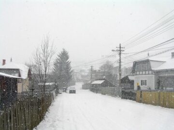 Stratul de zăpadă atinge deja câțiva centimetri în zona de munte a județului Suceava