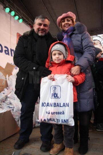 Copiii cu primit dulciuri, sucuri și fructe