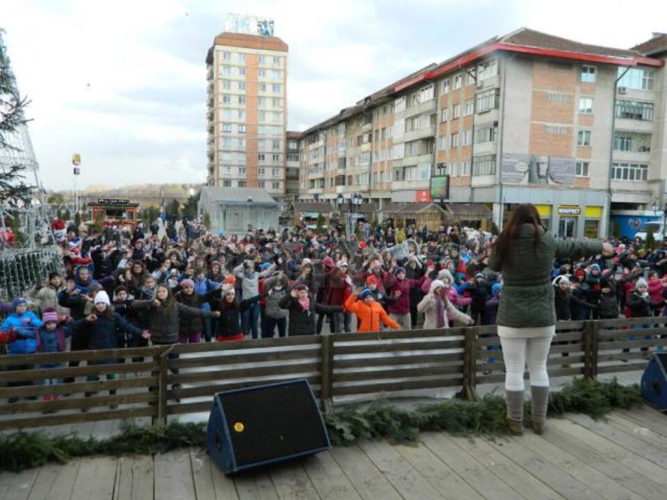 Circa 300 de elevi au fost antrenați într-un dans sincron