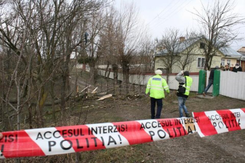 Copacul a căzut pana pe drumul din fața casei familiei Blahovici, unde se aflau cele două victime