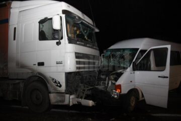 Microbuzul a intrat pe contrasens și s-a izbit de tirul care circula regulamentar