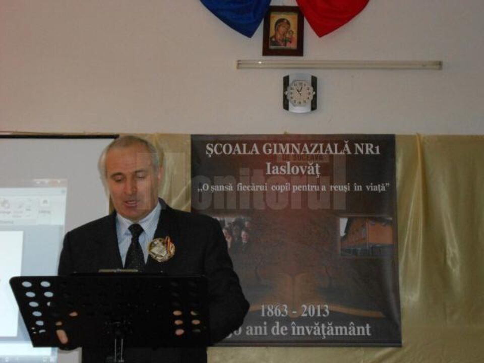 Directorul Victor Prisacariu a prezentat un scurt istoric al unității de învățământ Directorul Victor Prisacariu a prezentat un scurt istoric al unității de învățământ