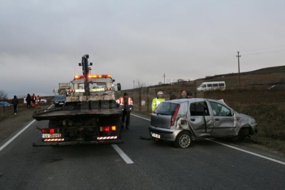 O mamă și cei trei copii ai săi, implicați într-un grav accident pe E 85