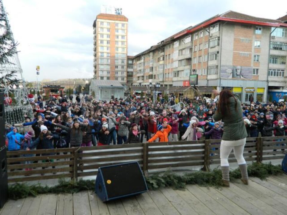 Circa 300 de elevi au fost antrenați într-un dans sincron