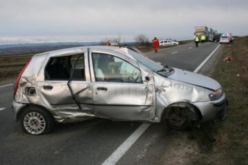 Autoturismul Fiat Punto în care se aflau mama și cei 3 copii