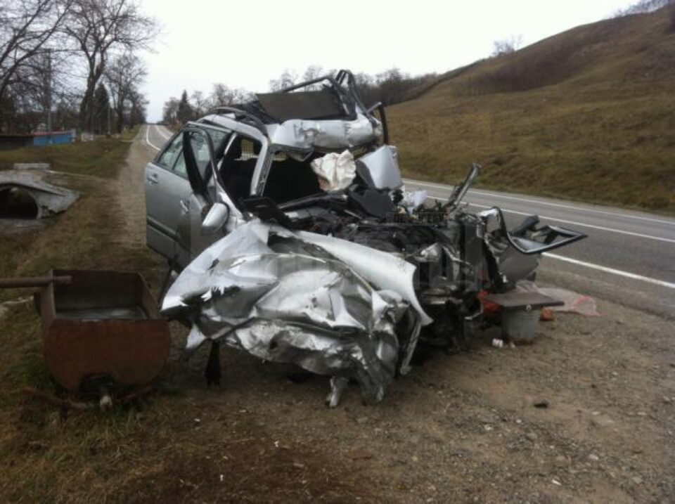 Autoturismul marca Mercedes și tirul au rămas abandonate de câteva zile