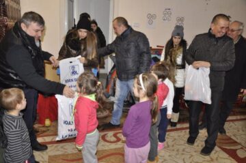 Cei aproximativ 300 de copii de la Școala cu clasele I-IV din comuna Adâncata au primit daruri de la deputatul PDL Ioan Balan