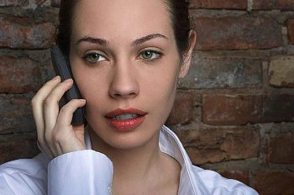 În loc să îi facă pe oameni să se simtă mai aproape de prieteni, telefonul mobil le creștea gradul de anxietate Foto: Corbis