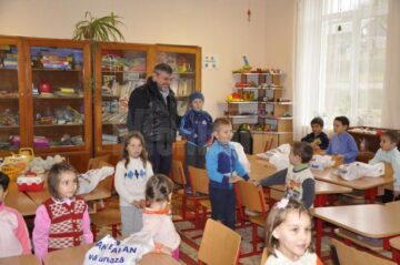 Cei aproximativ 300 de copii de la Școala cu clasele I-IV din comuna Adâncata au primit daruri de la deputatul PDL Ioan Balan