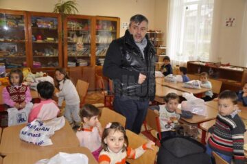 Cei aproximativ 300 de copii de la Școala cu clasele I-IV din comuna Adâncata au primit daruri de la deputatul PDL Ioan Balan