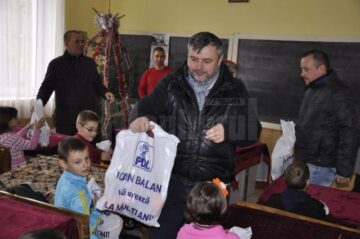 Cei aproximativ 300 de copii de la Școala cu clasele I-IV din comuna Adâncata au primit daruri de la deputatul PDL Ioan Balan