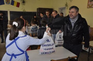 Cei aproximativ 300 de copii de la Școala cu clasele I-IV din comuna Adâncata au primit daruri de la deputatul PDL Ioan Balan