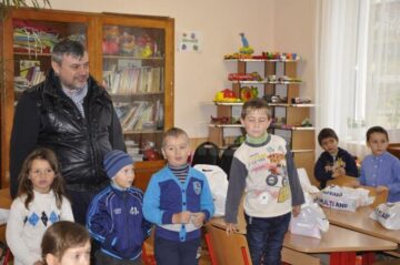 Cei aproximativ 300 de copii de la Școala cu clasele I-IV din comuna Adâncata au primit daruri de la deputatul PDL Ioan Balan