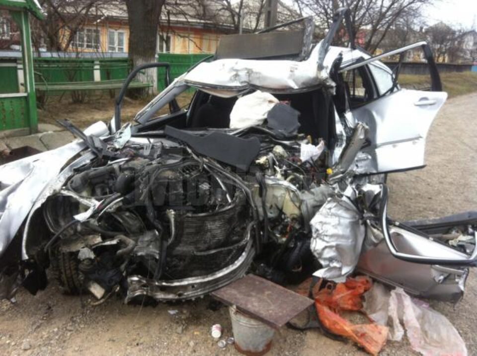 Autoturismul marca Mercedes și tirul au rămas abandonate de câteva zile