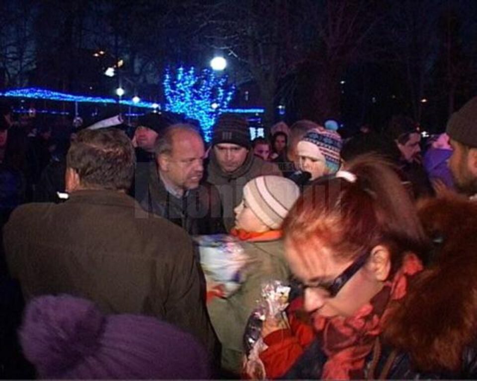 Cele o mie cinci sute de pachete au fost oferite de primarul Aurel Olărean și de viceprimarul Dumitru Ciubotariu Cele o mie cinci sute de pachete au fost oferite de primarul Aurel Olărean și de viceprimarul Dumitru Ciubotariu