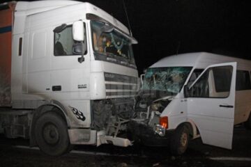 Microbuzul a intrat pe contrasens și s-a izbit de tirul care circula regulamentar