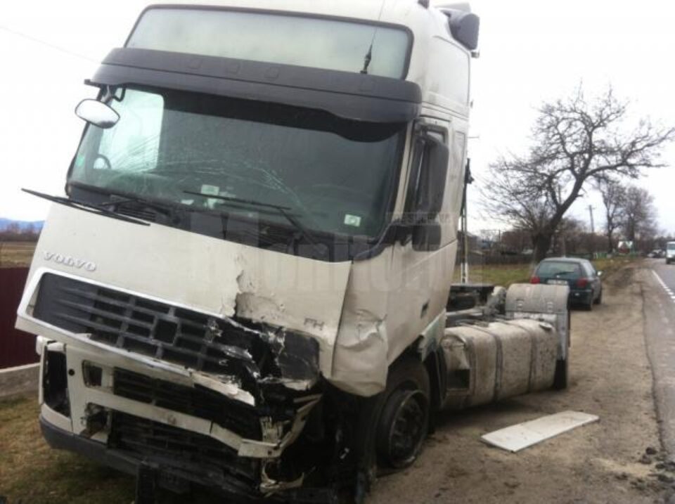 Autoturismul marca Mercedes și tirul au rămas abandonate de câteva zile
