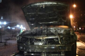O mașină a luat foc în trafic, în municipiul Suceava