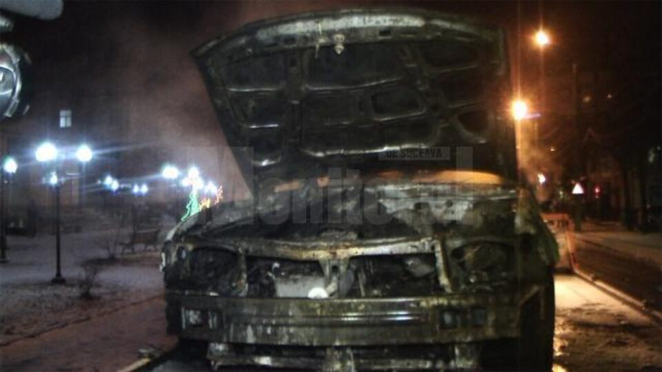 O mașină a luat foc în trafic, în municipiul Suceava