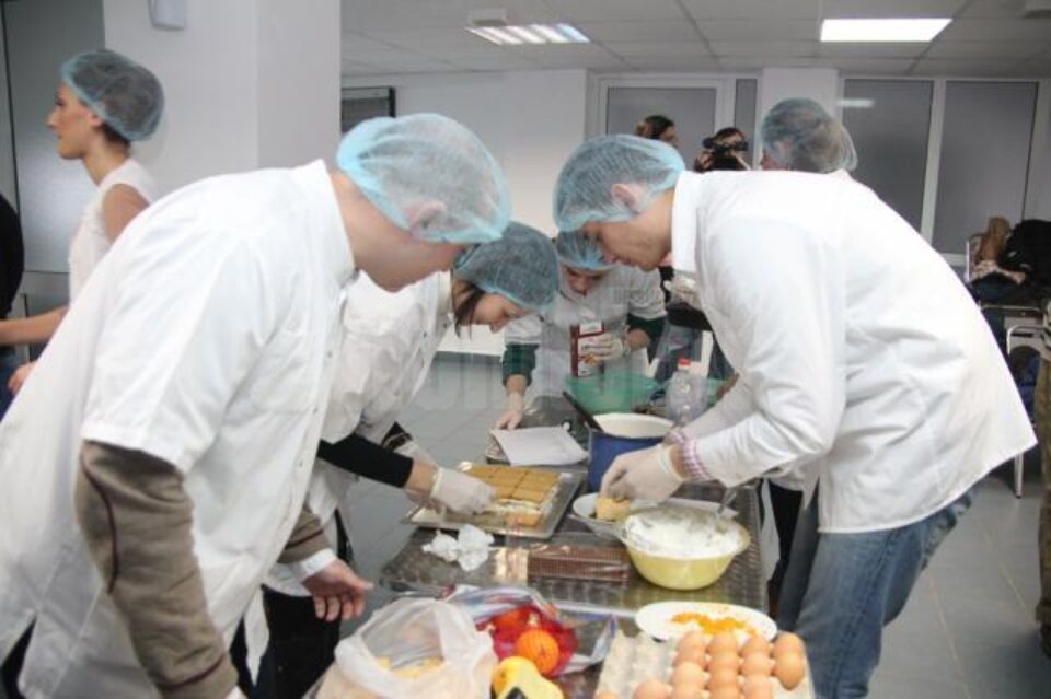 Studenții au pregătit o gamă variată de prăjituri