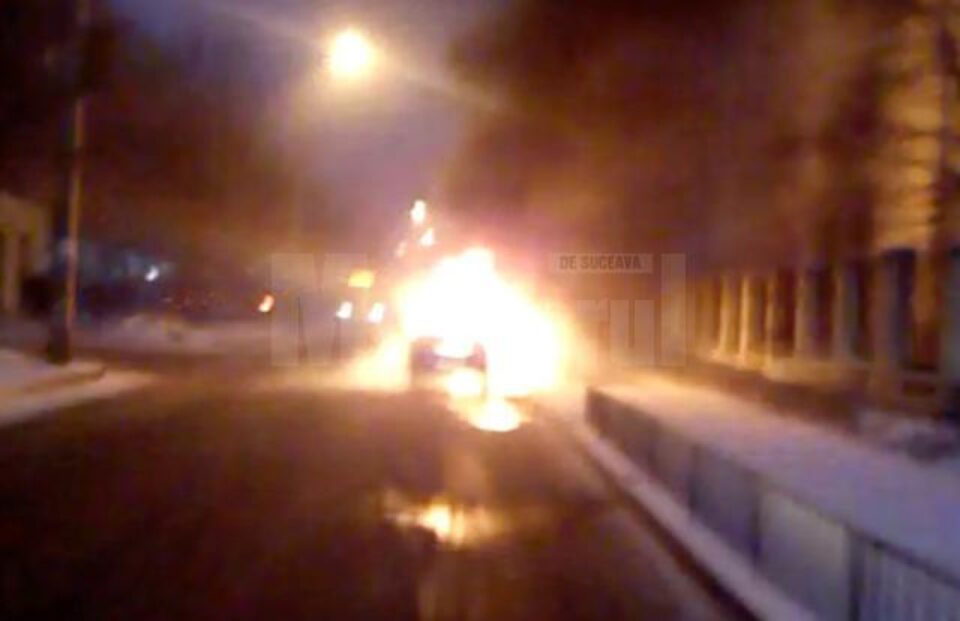 O mașină a ars ca o torță în trafic, pe Calea Burdujeni