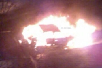 Autoturismul cuprins de flăcări de pe Calea Bucovinei, din municipiul Sucveava