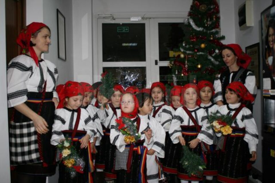 Grupa Îngerașilor de la Grădinița „Sf. Ioan cel Nou” a colindat redacția Monitorul de Suceava Grupa Îngerașilor de la Grădinița „Sf. Ioan cel Nou” a colindat redacția Monitorul de Suceava