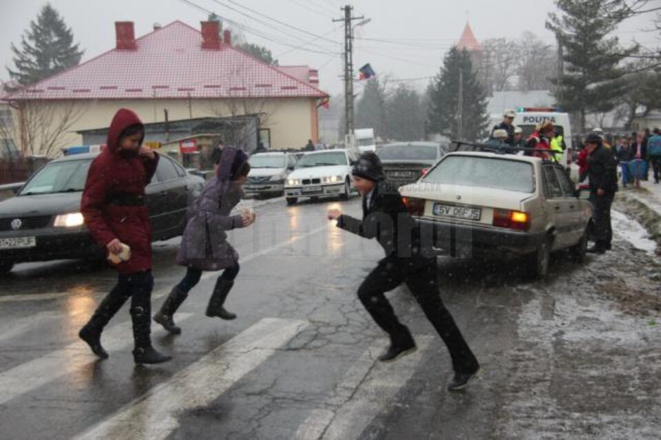 Pe trecerea de pietoni pe care s-a produs accidentul traversează foarte mulți elevi