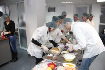 Studenții s-au declarat bucuroși că pot veni în sprijinul unor familii necăjite