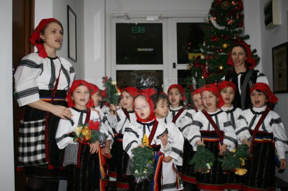 Grupa Îngerașilor de la Grădinița „Sf. Ioan cel Nou” a colindat redacția Monitorului de Suceava