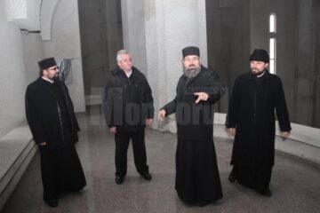 Preoții Argatu l-au invitat pe primarul Ion Lungu să vadă noile realizări la Catedrală, printre care se numără și montarea a aproape 5000 de mp de granit