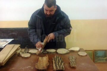 Traian Seserman face pictură pe scoarță de copac și pe felii de lemn