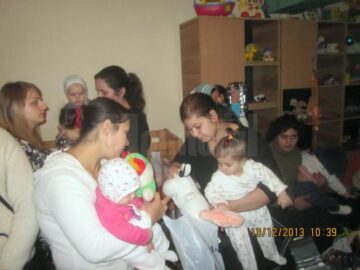 Preșcolarii de la Grădinița Cei 7 Pitici le-au oferit daruri mamelor, copiilor și viitoarelor mămici de la Centrul Maternal Suceava