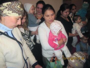 Preșcolarii de la Grădinița Cei 7 Pitici le-au oferit daruri mamelor, copiilor și viitoarelor mămici de la Centrul Maternal Suceava